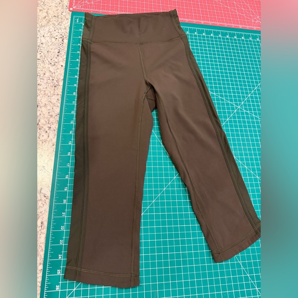 Lululemon Black High Rise Cropped / Capri Leggings Size 2